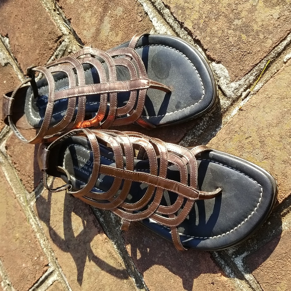 Lovely Bronze Donald J Pliner Italian-made open-toe thong sandals, size 10